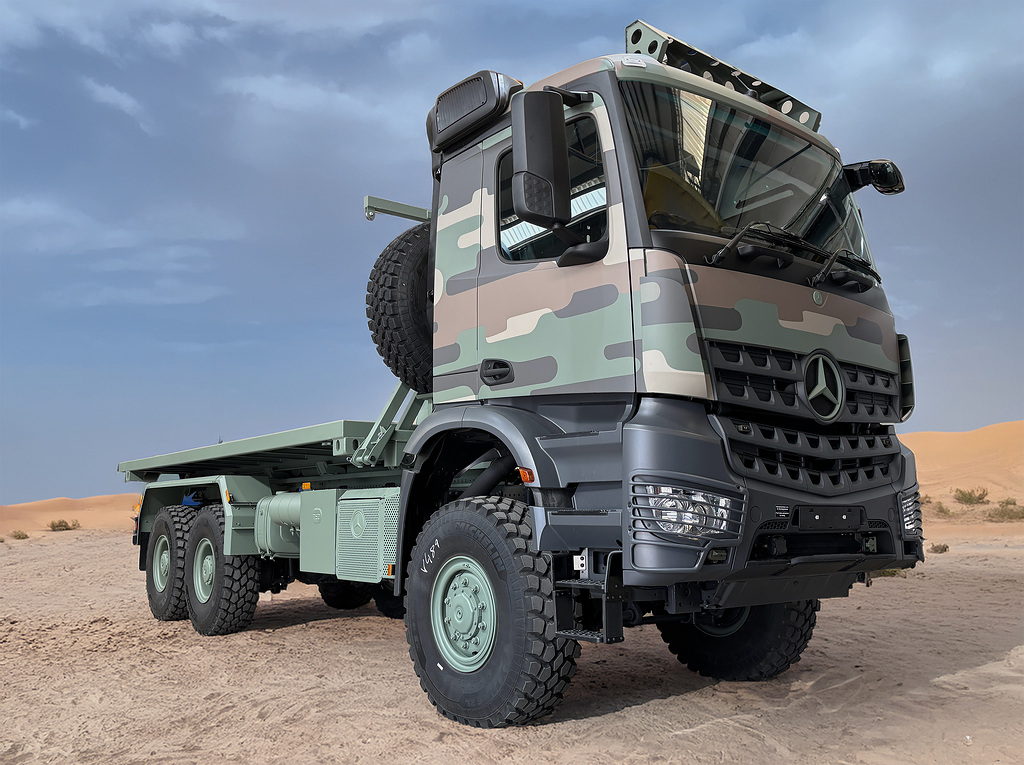 Präsentation eines schweren militärischen Nutzfahrzeugs von Daimler Truck Defence. Zu sehen ist der dreiachsige Arocs 2736A 6x6 Logistik-Lkw inklusive eines montierten HIAB-Wechselladersystems für flexible Transportaufgaben. © Daimler Truck AG