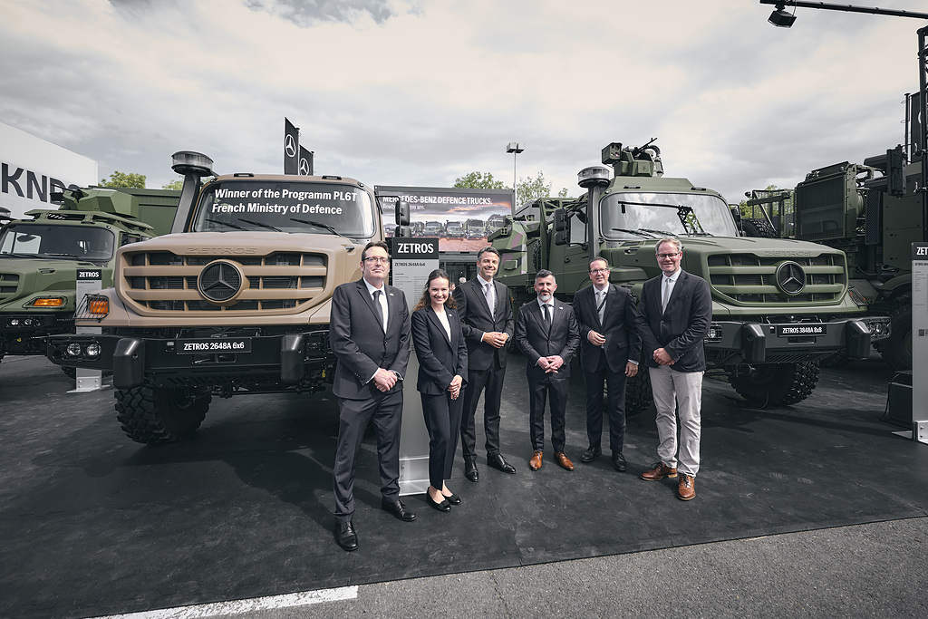 Die Geschäftsführungen von Roshel und Daimler Truck Defence bei der Unterzeichnung ihrer strategischen Partnerschaft auf der Rüstungsmesse Eurosatory 2026. Von links nach rechts: Ignacio Bonel, Maria Tkacheva, Dennis Kinzelmann, Roman Shimonov, Daniel Zittel und Jan Debler. © Daimler Truck AG