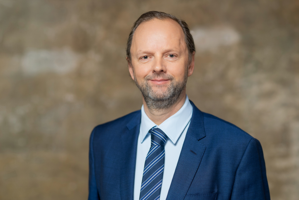 Porträt von IVD-Präsident Dirk Wohltorf, der angesichts der anhaltenden Baukrise trotz steigender Baugenehmigungen eindringlich vor dem Fehlschluss warnt, dass die Krise im Wohnungsbau bereits beendet sei.