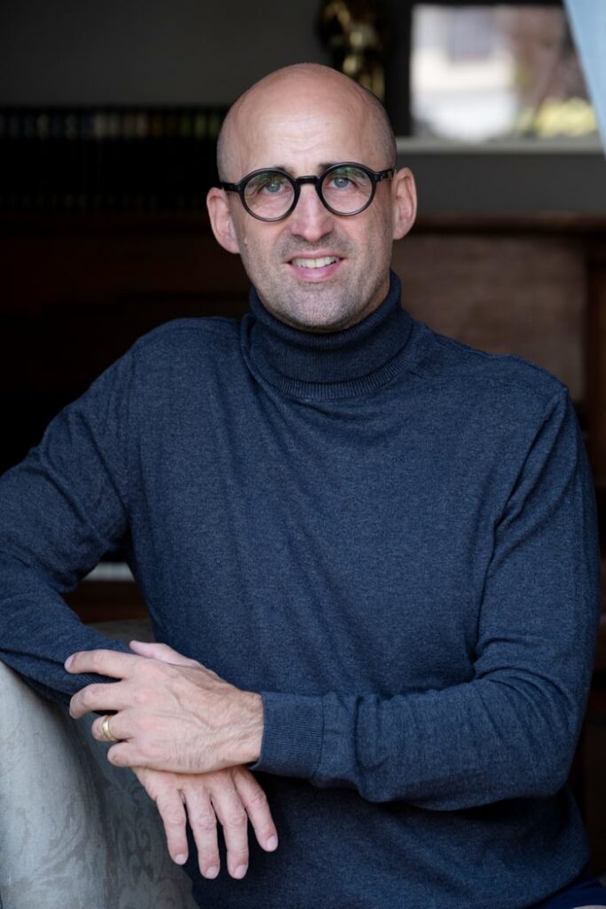 Dirk Kochhan ist Gründer der Vicentum AG, einer Schweizer Investment Boutique mit Fokus auf ausgewählte Investmentstrategien und alternative Vermögensbausteine für anspruchsvolle Investoren.
